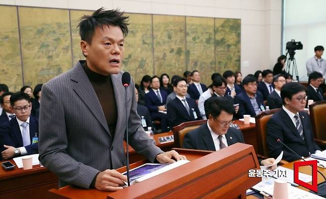 박진영 대중문화교류위원회 공동위원장이 7일 국회에서 열린 문화체육관광부에 대한 국정감사에서 업무보고를 하고 있다. 윤동주 기자