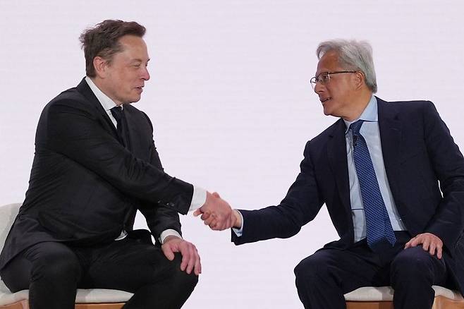 지난달 29일 미국 워싱턴DC에서 스페이스X의 일론 머스크 최고경영자(CEO·왼쪽)가 엔비디아 젠슨 황 CEO와 악수하고 있다.AP연합뉴스