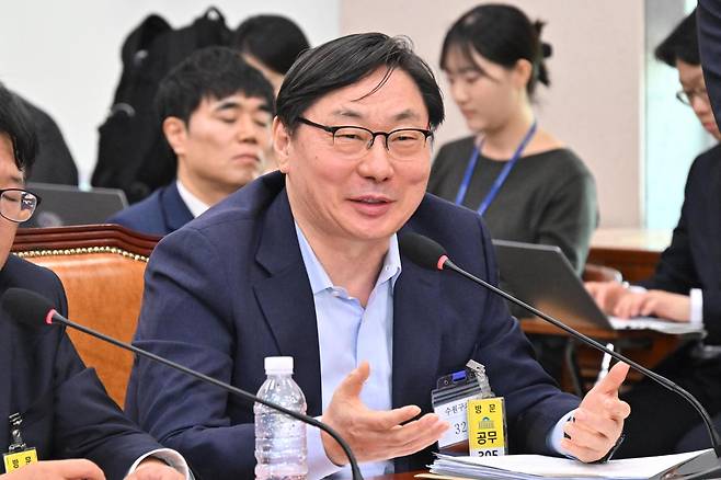 이화영 전 경기도 평화부지사가 4월 14일 국회에서 열린 '윤석열 정권 정치검찰 조작기소 의혹 사건 진상규명 국정조사특별위원회'에 출석해 의원질의에 답하고 있다. 민경석 기자
