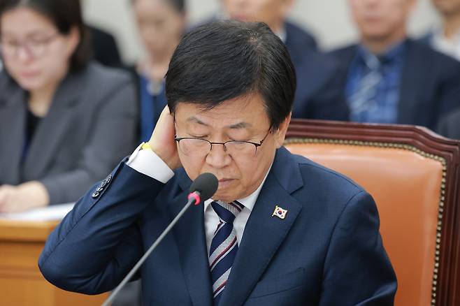 7일 국회 교육위원회에서 열린 교육부, 국가교육위원회 등에 대한 국정감사에서 최교진 교육부 장관이 자료를 살펴보고 있다. 연합뉴스