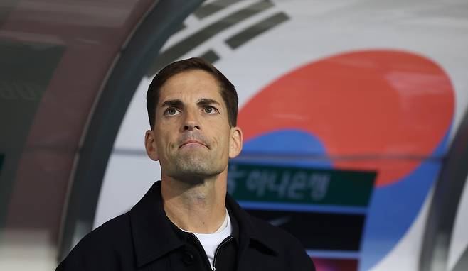 Interim Korean men's national team manager Robert Moreno looks on during a friendly against Uzbekistan at Yongin Mireu Stadium in Gyeonggi on Oct. 6. YONHAP