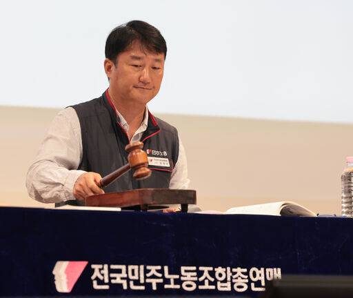 전국민주노동조합총연맹 제85차 임시대의원대회가 열린 7일 경기도 고양 킨텍스 그램드볼룸에서 양경수 위원장이 의사봉을 두드리고 있다. 뉴시스