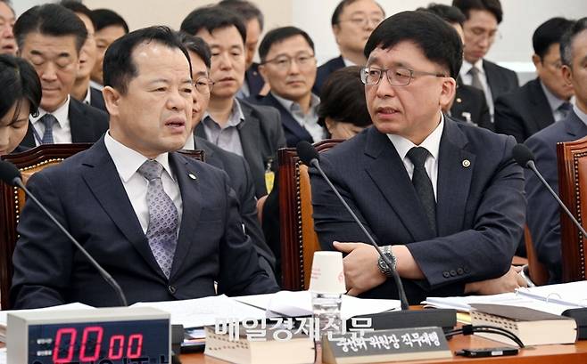 대화하는 위철환 중앙선관위원장 직무대행
중앙선거관리위원회 위철환 위원장 직무대행(왼쪽)과 강동완 사무총장 대리가 7일 국회에서 열린 행정안전위원회 국정감사에 출석해 서로 대화하고 있다. 2026.10.7.김재훈기자