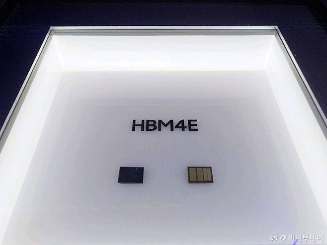(서울=뉴스1) = 삼성전자가 16일부터 19일(현지시간)까지 미국 새너제이에서 열리는 엔비디아 GTC에 참가해 참가해 차세대 HBM4E 기술력과 Vera Rubin 플랫폼을 구현하는 메모리 토털 솔루션을 유일하게 공급할 수 있는 역량을 앞세워 글로벌 AI리더십을 한층 강화한다고 17일 밝혔다. 사진은 삼성전자 HBM4E 제품 전시 사진. (삼성전자 제공. 재판매 및 DB 금지) 2026.3.17/뉴스1 Copyright (C) 뉴스1. All rights reserved. 무단 전재 및 재배포, AI학습 이용 금지. /사진=(서울=뉴스1)