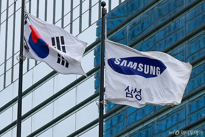 (서울=뉴스1) 안은나 기자 = 삼성전자 임단협이 최종 타결된 27일 서울 삼성전자 서초사옥에 깃발이 나부끼고 있다. 삼성전자 노동조합 공동교섭단은 이날 '2026년 임금·단체협약 잠정 합의안' 찬반 투표 결과 73.7%의 찬성률로 가결됐다고 밝혔다. 2026.5.27/뉴스1 Copyright (C) 뉴스1. All rights reserved. 무단 전재 및 재배포, AI학습 이용 금지. /사진=(서울=뉴스1) 안은나 기자