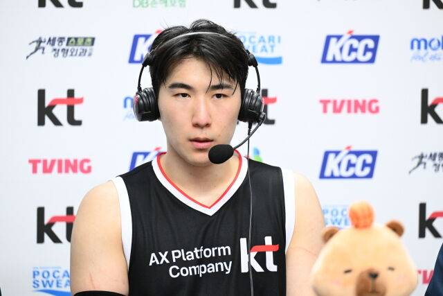 수원 KT 문정현이 6일 오후 7시 수원KT소닉붐아레나에서 열린 창원 LG와의 홈 경기에서 승리한 뒤 수훈 선수 인터뷰를 하고 있다./KBL 제공