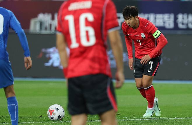 6일 경기 용인시 용인미르스타디움에서 열린 축구 국가대표팀 평가전 대한민국과 우즈베키스탄의 경기. 한국 손흥민이 프리킥을 시도하고 있다. 연합뉴스
