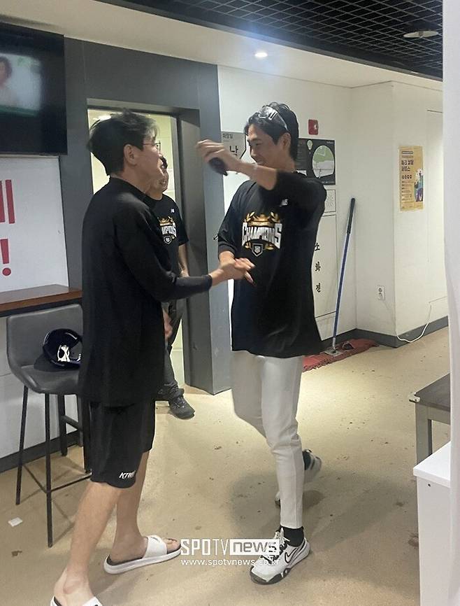 ▲ 왼쪽부터 이강철 감독, 우규민. 정규시즌 우승 확정 후 포옹을 나눴다. ⓒ최원영 기자