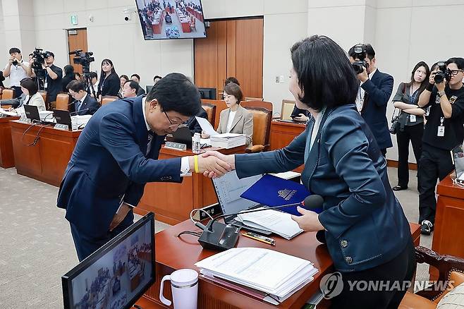 교육부 국정감사 (서울=연합뉴스) 신현우 기자 = 7일 국회 교육위원회에서 열린 교육부, 국가교육위원회 등에 대한 국정감사에서 최교진 교육부 장관이 선서문을 위원장인 국민의힘 김희정 의원에게 제출한 뒤 악수하고 있다. 2026.10.7 nowwego@yna.co.kr