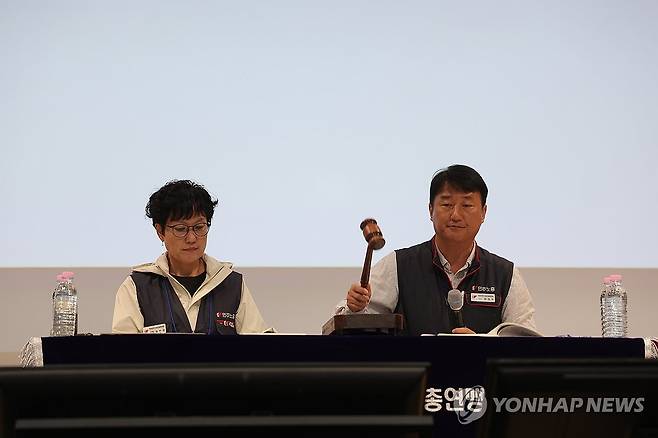 민주노총 임시대의원대회 (고양=연합뉴스) 임병식 기자 = 7일 오후 경기도 고양시 킨텍스에서 열린 전국민주노동조합총연맹 제85차 임시대의원대회에서 민주노총 양경수 위원장(오른쪽)이 성원 보고 후 의사봉을 두드리고 있다. 왼쪽은 민주노총 엄미경 사무총장 직무대행. 2026.10.7 andphotodo@yna.co.kr