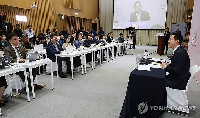 취임 100일, 질문에 답변하는 오세훈 서울시장 (서울=연합뉴스) 김주형 기자 = 오세훈 서울시장이 7일 서울시청에서 열린 취임 100일 기자간담회에서 취재진의 질문에 답변하고 있다. 2026.10.7 kjhpress@yna.co.kr