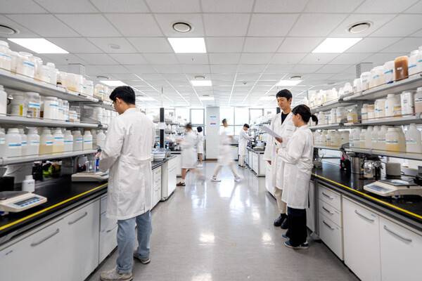서울 서초구 내곡동 소재 한국콜마 종합기술원에서 한국콜마 연구원들이 화장품 관련 기술을 연구하고 있다. / 한국콜마