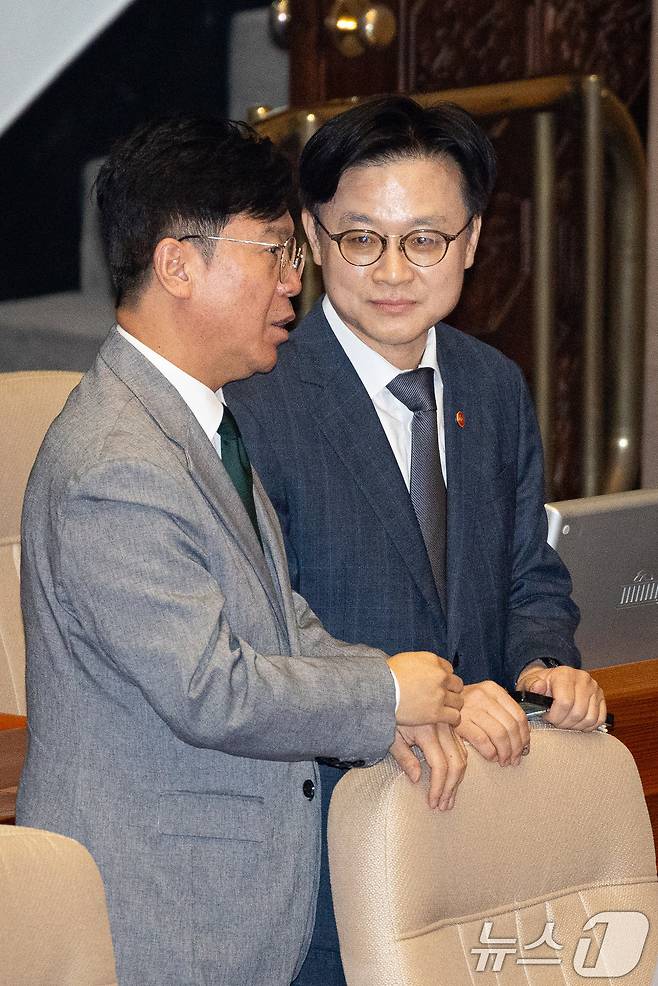 김영훈 고용노동부 장관(왼쪽)과 김정관 산업통상자원부 장관이 9일 서울 여의도 국회에서 열린 제429회 국회(정기회) 제2차 본회의에서 대화하고 있다. 2025.9.9 ⓒ 뉴스1 유승관 기자