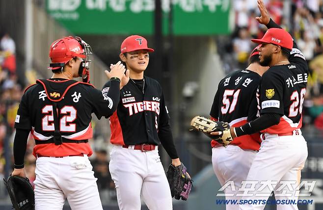 4일 잠실구장에서 열린 LG와 KIA의 경기. 승리한 KIA 선수들이 기뻐하고 있다. 잠실=박재만 기자 pjm@sportschosun.com/2026.10.04/