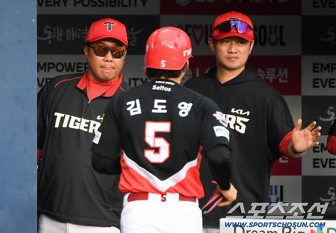 4일 잠실구장에서 열린 LG와 KIA의 경기. 8회 KIA 이범호 감독이 동점 득점을 올린 김도영을 반기고 있다. 잠실=박재만 기자 pjm@sportschosun.com/2026.10.04/