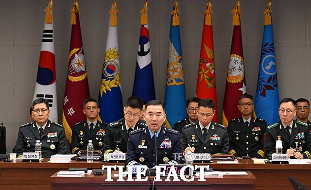 진영승 합참의장이 8일 서울 용산구 국방부에서 열린 국회 국방위원회의 합동참모본부등 국정감사에서 진성준 위원장의 질의에 답변하고 있다. /국회사진기자단