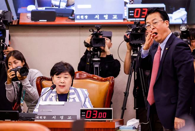 곽규택 국민의힘 의원을 비롯한 소속 의원들이 6일 서울 여의도 국회에서 열린 국회 법제사법위원회의 대법원 등 국정감사에서 서영교 위원장의 회의 진행방식에 대해 항의하고 있다. /뉴시스