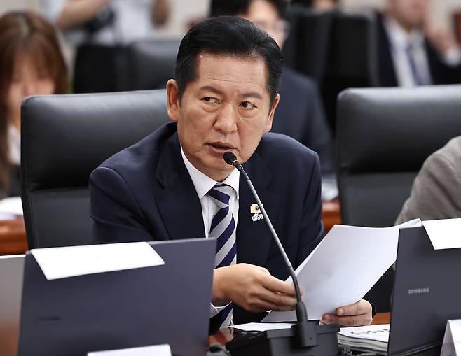 정청래 더불어민주당 의원이 7일 서울 종로구 통일부 남북회담본부에서 열린 국회 외교통일위원회의 통일부 등에 대한 국정감사에서 정동영 장관에게 질의하고 있다. 뉴스1