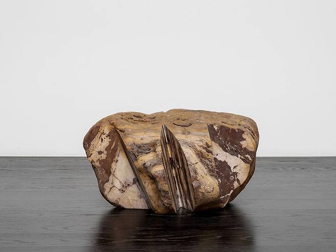 김윤신 〈합이합일 분이분일(合二合一 分二分一) 2002-749〉 2002 Brazilian Jasper 27.5 x 52 x 28 cm Courtesy of the artist and Kukje Gallery사진: 전병철 이미지 제공: 국제갤러리 *재판매 및 DB 금지