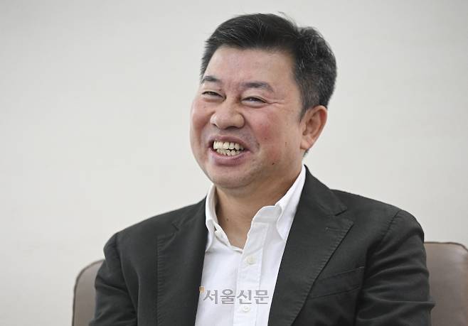 유용문 아이스버그골프 대표이사가 지난 1일 서울 강동구 한국여자프로골프(KLPGA) 사무실에서 서울신문과 인터뷰하고 있다. 이지훈 기자