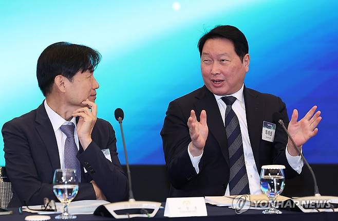 대화하는 최태원 회장과 이창훈 위원장 (서울=연합뉴스) 한상균 기자 = 최태원 대한상의 회장(오른쪽)과 이창훈 국가기후위기대응위원회 민간위원장이 7일 서울 한 회의장에서 열린 한국형 녹색 대전환(K-GX) 전략 국민보고회 시작 전 대화를 나누고 있다. 2026.10.7 xyz@yna.co.kr