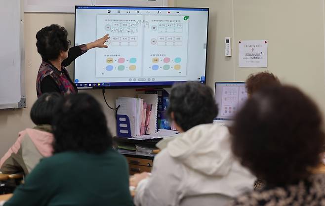 문해학교 한글 교실 촬영 천경환 기자