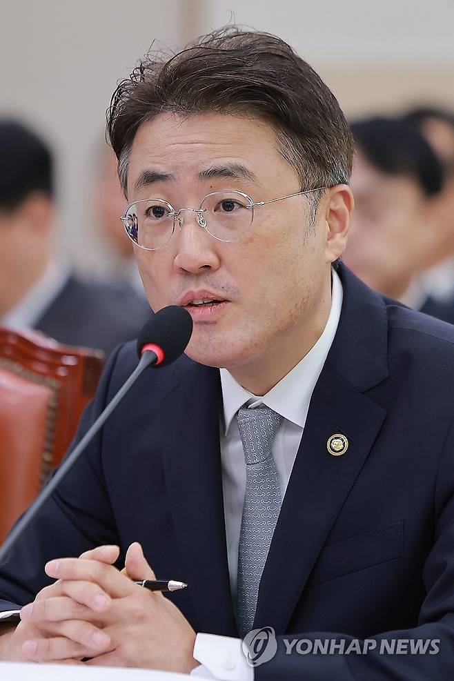 국정감사에서 답변하는 이진수 법무장관 직무대행 (서울=연합뉴스) 신현우 기자 = 이진수 법무부 장관 직무대행이 8일 국회 법제사법위원회에서 열린 법무부, 대한법률구조공단 등에 대한 국정감사에서 법사위원 질의에 답하고 있다. 2026.10.8 nowwego@yna.co.kr