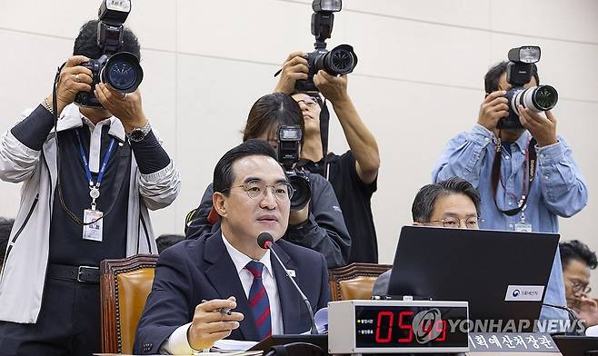 '미래대응기금' 비판에 대해 답변하는 박홍근 기획예산처 장관 (서울=연합뉴스) 황광모 기자 = 박홍근 기획예산처 장관이 8일 국회에서 열린 재정경제기획위원회 기획예산처 국정감사에서 정부가 계획중인 '미래대응기금'을 비판하는 국민의힘 임이자 정책위의장의 질의에 답하고 있다. 2026.10.8 hkmpooh@yna.co.kr
