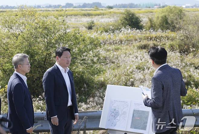 최태원 SK 그룹 회장과 민형배 전남광주통합특별시장이 9일 광주 군공항 탄약고 이전 예정지를 찾아 호남권 반도체 산단 조성 예정 부지를 살펴보고 있다. 2026.10.9 ⓒ 뉴스1 김태성 기자