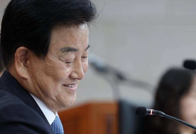 정동영 통일부 장관이 7일 오전 서울 남북회담본부에서 열린 통일부, 북한이탈주민지원재단, 남북교류협력지원협회, 민주평화통일자문회의사무처 국정감사에서 의원들의 질의를 들으며 웃고 있다. 뉴시스
