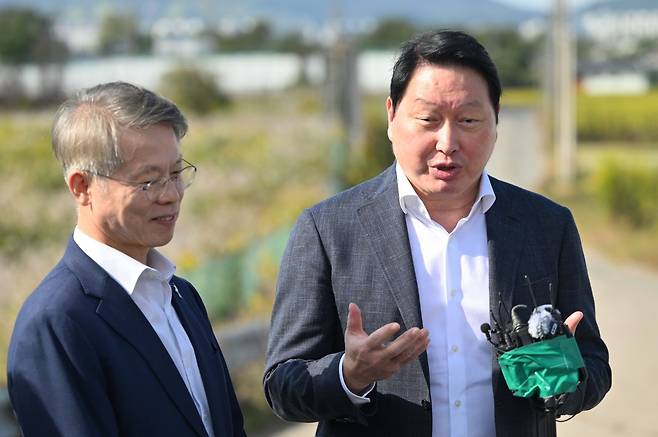 최태원(오른쪽) SK그룹 회장과 민형배 전남광주통합특별시장이 9일 오후 전남광주 서구 벽진동 주변 광주군공항 ‘호남 반도체 클러스터’ 조성 예정지에서 부지를 살펴본 뒤 입장을 밝히고 있다. 뉴시스