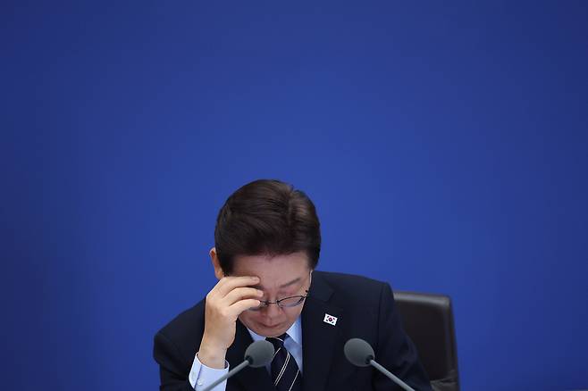 이재명 대통령이 5월 20일 청와대에서 열린 국무회의 겸 비상경제점검회의에서 자료를 보고 있다. 연합뉴스