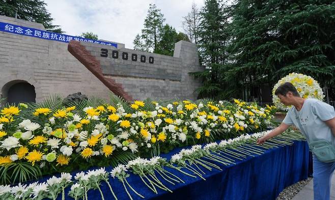 지난 7월 7일, 중국 장쑤성 난징시의 '난징대학살 피해자 기념관'에서 열린 '중국 전면적 항일전쟁 발발 89주년' 기념식에서 한 시민이 헌화하고 있다. 신화연합뉴스