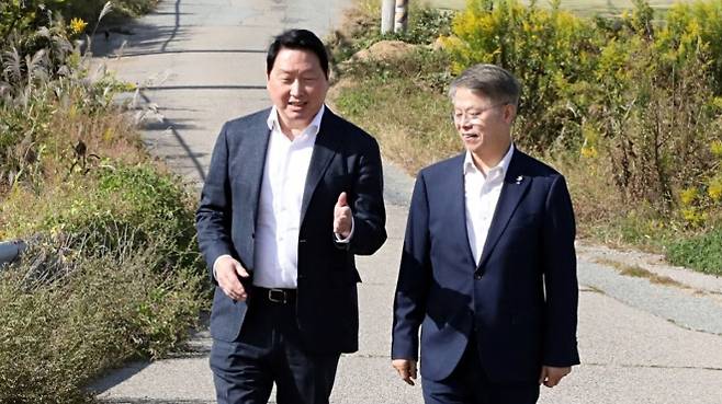 최태원(왼쪽) SK그룹 회장이 9일 광주 탄약고 부지에서 민형배 전남광주통합특별시장과 반도체 팹 구축 방안에 대해 이야기를 나누고 있다. SK하이닉스 제공