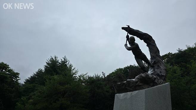 강원도 정선 '석탄산업전사탑'. 작가는 옛 정암광업소에서 빛을 보았다. 사진=전정희 기자