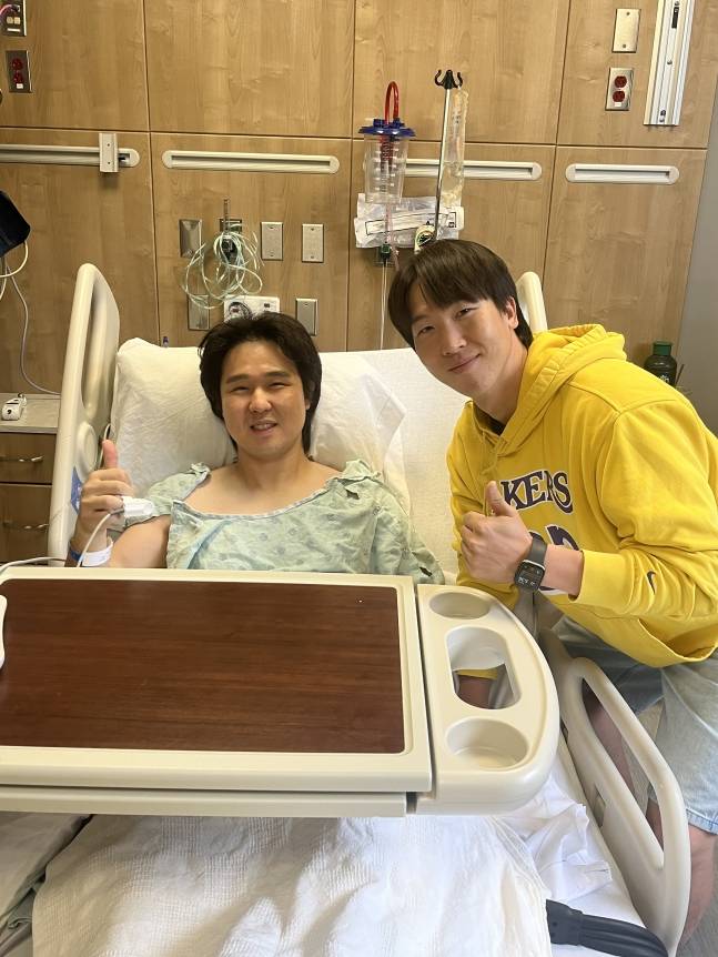 지난 8월 최정(왼쪽)이 12일 미국 콜로라도의 한 병원에서 고관절 수술을 마치고 동생 최항과 함께한 모습. /사진=SSG 랜더스