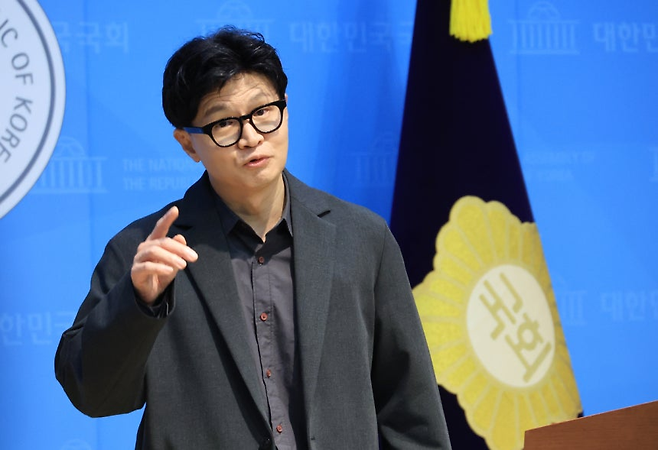 김승원 법무부 장관 후보자가 자진사퇴 기자회견을 한 지난달 19일 한동훈 무소속 의원이 국회 소통관에서 기자회견을 하고 있다. 연합뉴스