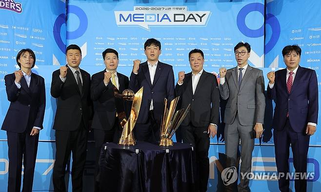 2026-2027 시즌 선전 다짐하는 V리그 감독들 (서울=연합뉴스) 류영석 기자 = 7일 서울 강남구 호텔 리베라 청담에서 열린 프로배구 V리그 여자부 미디어데이에서 참가팀 감독들이 트로피와 함께 기념촬영을 하고 있다. 2026.10.7 ondol@yna.co.kr