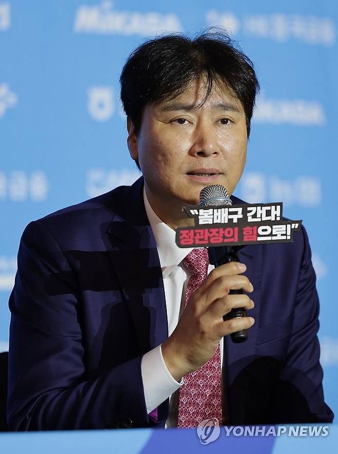 미디어데이 질문 답변하는 권순찬 감독 (서울=연합뉴스) 류영석 기자 = 7일 서울 강남구 호텔 리베라 청담에서 열린 프로배구 V리그 여자부 미디어데이에서 정관장 권순찬 감독이 질문에 답변하고 있다. 2026.10.7 ondol@yna.co.kr