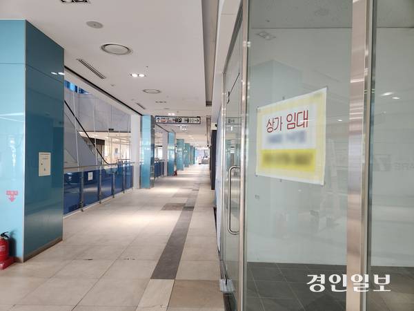 8일 오전 10시 30분께 찾은 인천 서해구 청라커낼웨이 인근의 한 중대형 상가. 공실에 ‘임대’ 안내문이 부착돼있다. 2026.10.8 /유진주기자 yoopearl@kyeongin.com