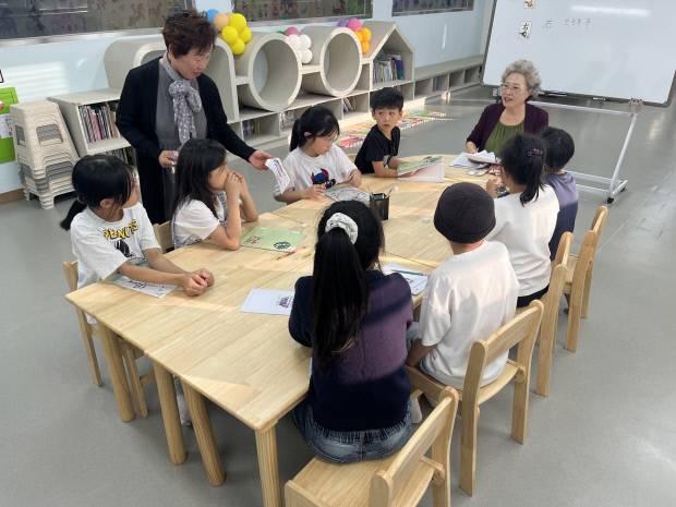 지난 8일 영광군 영광읍 영광청년육아나눔터에서 ‘책 읽어주는 할머니’ 프로그램이 진행되고 있다.