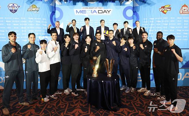 8일 오후 서울 강남구 호텔리베라 청담에서 열린 2026-2027 시즌 프로배구 남자부 미디어데이에서 7개 구단 감독과 선수들이 기념촬영을 하고 있다. 2026.10.8 ⓒ 뉴스1 최지환 기자