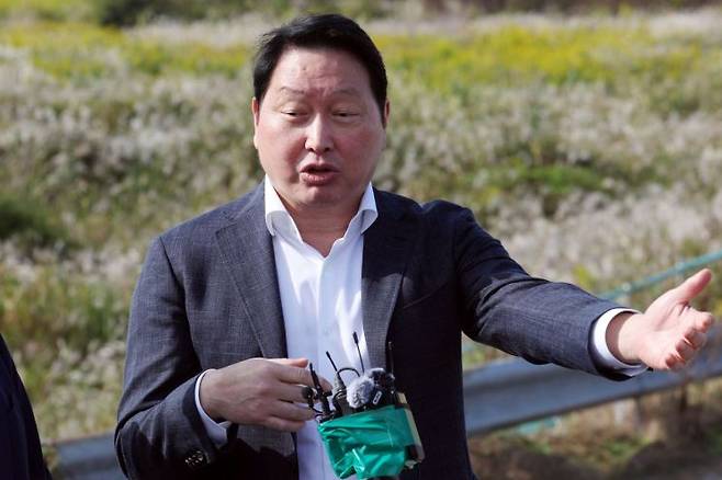 최태원 SK하이닉스 회장이 지난 9일 반도체 산단이 들어설 전남광주 서구 군공항 부지에서 현장 방문을 마친 뒤 기자들의 질문에 답하고 있다. 연합뉴스