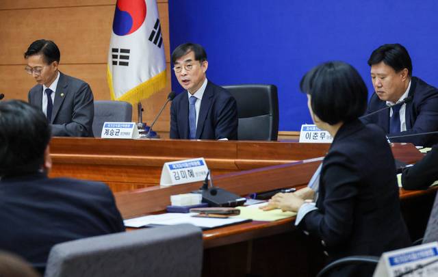 계승균 국가지식재산위원회 민간위원장이 지난 8일 정부서울청사에서 열린 ‘제42차 본회의’에서 AI 활용 발명 특허출원 가이드라인 보고 등 4개의 안건을 심의하고 있다. 사진=이슬기기자.