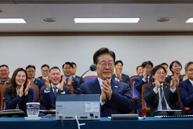 이재명 대통령이 8일 국방과학연구소의 극초음속 활공비행체(HGV) 최초 시험발사를 참관하고 있다. 연합뉴스