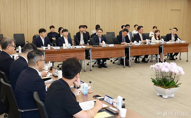 (서울=뉴스1) = 권대영 금융위원회 부위원장이 20일 오전 서울 중구 우리은행 본점에서 열린 제2차 보이스피싱 근절 협의회에서 대응 관련 향후 과제 등을 논의하고 있다. (금융위원회 제공. 재판매 및 DB금지) 2026.8.20/뉴스1 Copyright (C) 뉴스1. All rights reserved. 무단 전재 및 재배포, AI학습 이용 금지. /사진=(서울=뉴스1)