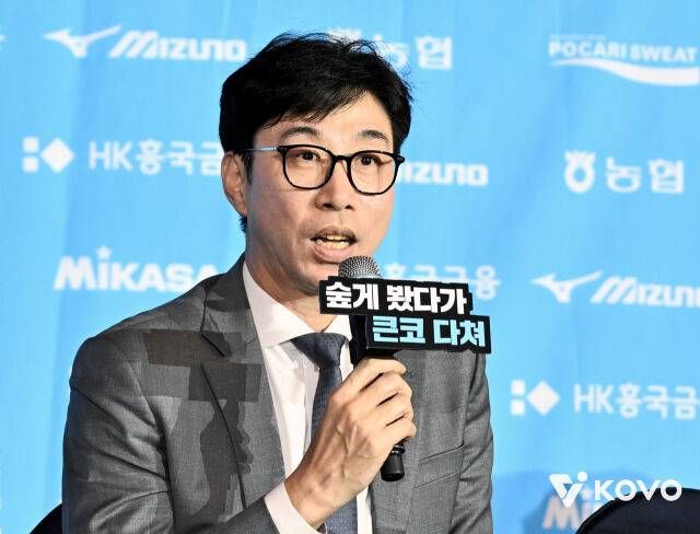 김세진 SOOP 감독이 지난 7일 열린 2026-27시즌 V-리그 여자부 미디어데이 행사 자리에서 시즌 개막을 앞두고 각오를 전하고 있다./한국배구연맹(KOVO) 제공