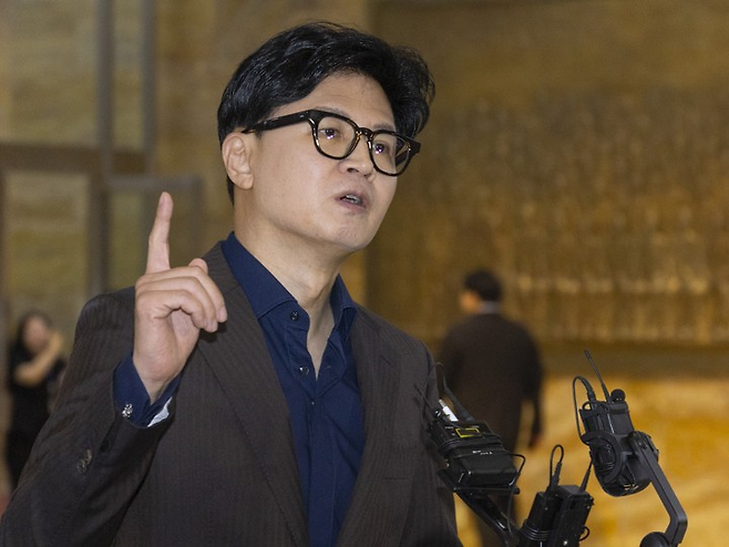 한동훈 무소속 의원이 7일 국회 로텐더홀에서 기자들과 만나 김승원 법무부장관 후보자 의혹과 관련해 의견을 말하고 있다. 연합뉴스