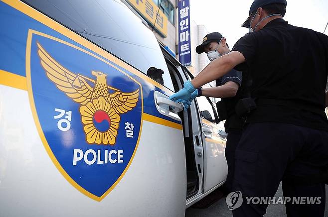 천장 마감재 붕괴 현장 감식 준비 (대구=연합뉴스) 김현태 기자 = 11일 오전 대구 북구 관음동의 한 상가건물 앞에서 국립과학수사연구원과 경찰 감식반 등이 전날 이 건물 2층에서 발생한 천장 마감재 붕괴 원인을 밝히기 위한 합동 현장 감식 준비를 하고 있다. 2026.10.11 mtkht@yna.co.kr