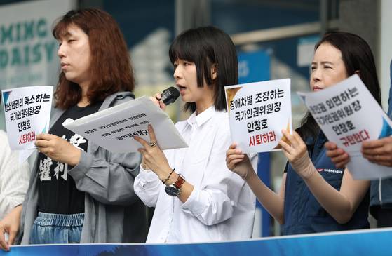 인권위 바로잡기 공동행동이 12일 오후 안창호 인권위원장에 대한 공익감사청구 기자회견을 진행하고 있다. 〈사진=연합뉴스〉